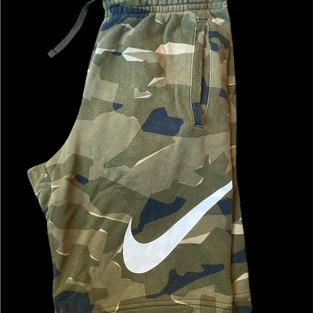 Men’s Nike Camo Shorts! Super Comfy. Size Small